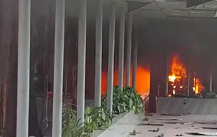 আগুন ছড়িয়ে পড়েছে বিটিভিতে, আসতে পারছে না ফায়ার সার্ভিস আগুন ছড়িয়ে পড়েছে বিটিভিতে, আসতে পারছে না ফায়ার সার্ভিস