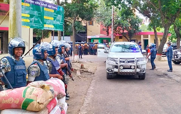 কারাগার থেকে পালিয়ে যাওয়া ২৯৮ জনের আদালতে আত্মসমর্পণ কারাগার থেকে পালিয়ে যাওয়া ২৯৮ জনের আদালতে আত্মসমর্পণ