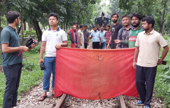 বাকৃবিতে ট্রেন থামিয়ে কোটাবিরোধী আন্দোলনকারীদের বিক্ষোভ