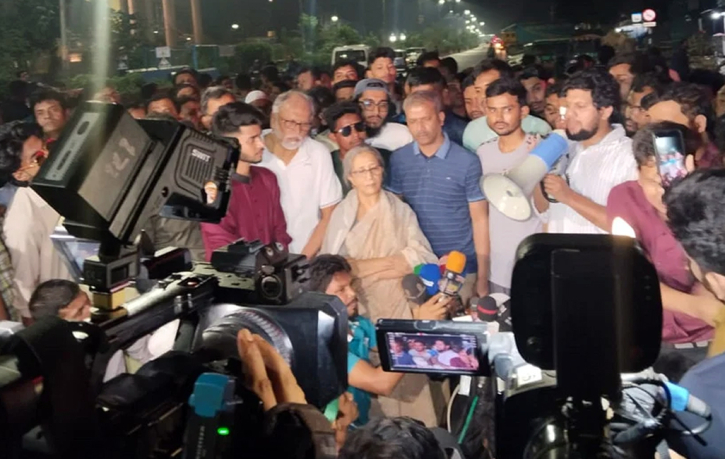 গভীর রাতে উপদেষ্টাদের আশ্বাসে হাসপাতালে ফিরলেন আহতরা গভীর রাতে উপদেষ্টাদের আশ্বাসে হাসপাতালে ফিরলেন আহতরা