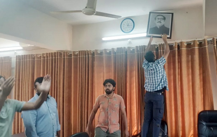 জাহাঙ্গীরনগর বিশ্ববিদ্যালয়ে নামানো হলো শেখ মুজিবের ছবি জাহাঙ্গীরনগর বিশ্ববিদ্যালয়ে নামানো হলো শেখ মুজিবের ছবি
