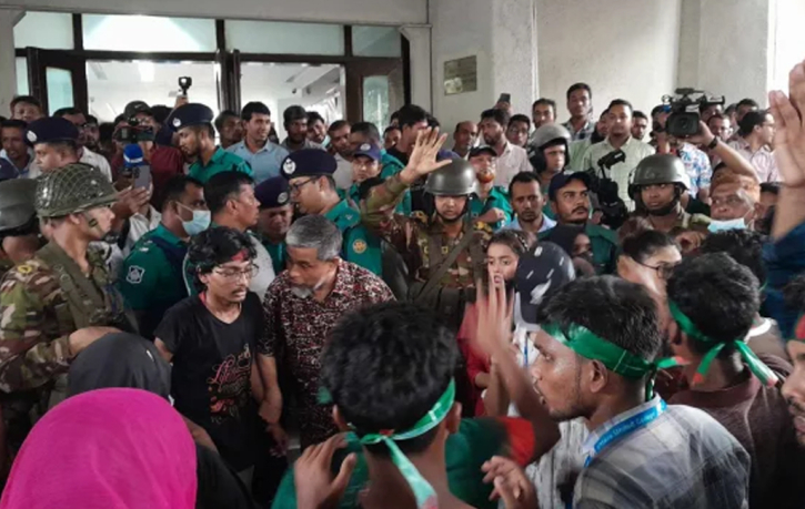 এইচএসসিতে ’বৈষম্যহীন’ ফলাফলের দাবিতে সচিবালয়ে ঢুকে বিক্ষোভ