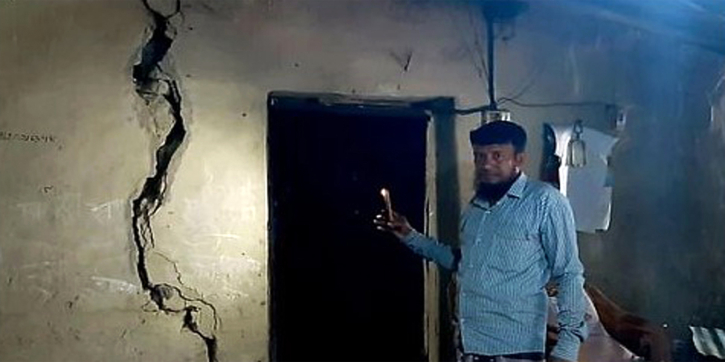 মিয়ানমারে তুমুল বোমা বিস্ফোরণ, টেকনাফের বাড়িতে বাড়িতে ফাটল মিয়ানমারে তুমুল বোমা বিস্ফোরণ, টেকনাফের বাড়িতে বাড়িতে ফাটল