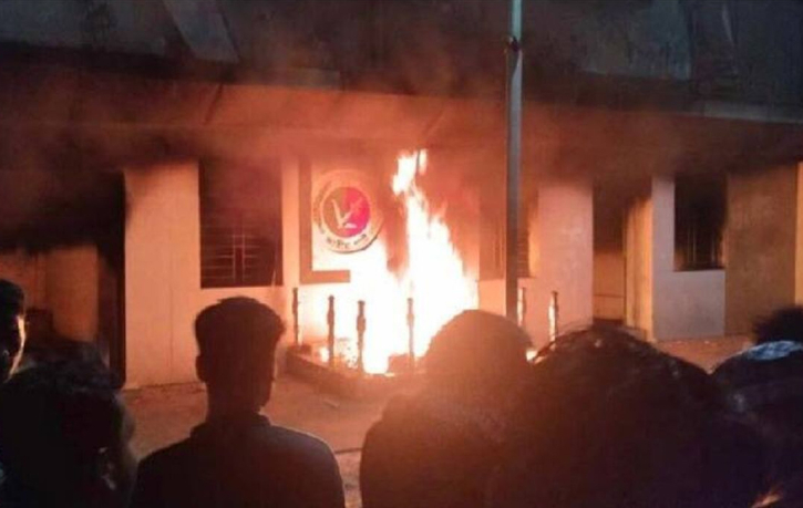 জাতীয় পার্টির কেন্দ্রীয় কার্যালয়ে ভাঙচুর, আগুন জাতীয় পার্টির কেন্দ্রীয় কার্যালয়ে ভাঙচুর, আগুন