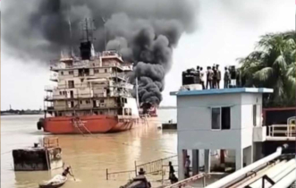 চট্টগ্রাম বন্দরে ডলফিন জেটিতে দাঁড়ানো অয়েল ট্যাংকারে আগুন