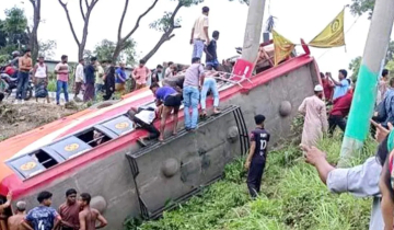 ফরিদপুরে বাস খাদে: নিহত ৫, আহত ৩৩