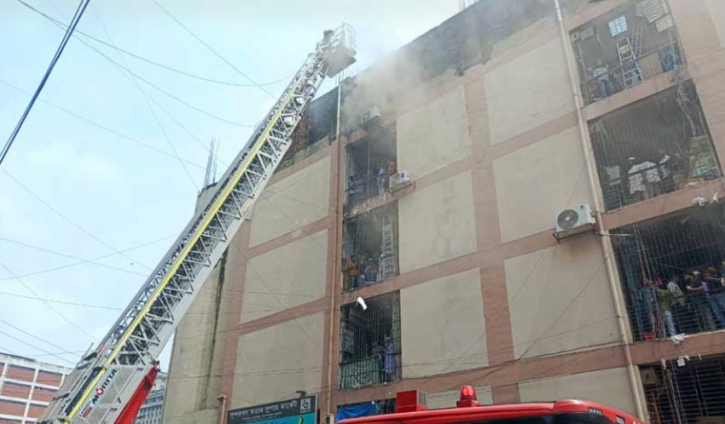 গুলিস্তানের সুন্দরবন স্কয়ার মার্কেটে আগুন গুলিস্তানের সুন্দরবন স্কয়ার মার্কেটে আগুন