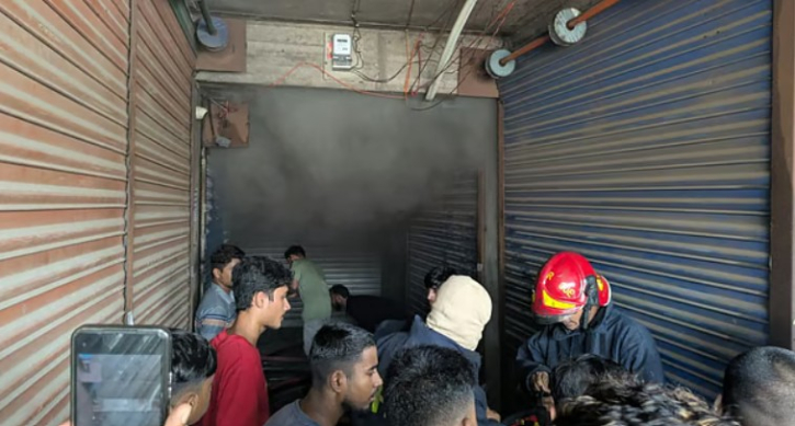 গুলিস্তানের সুন্দরবন স্কয়ার মার্কেটে লাগা আগুন নিয়ন্ত্রণে গুলিস্তানের সুন্দরবন স্কয়ার মার্কেটে লাগা আগুন নিয়ন্ত্রণে