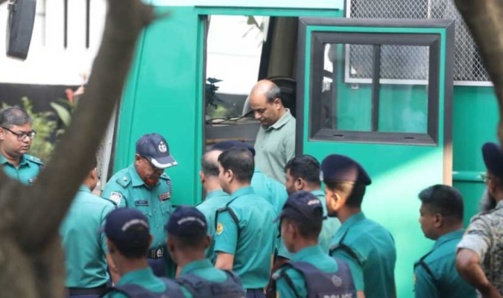 ট্রাইব্যুনালে হাজিরার পর ১৫ সেনা কর্মকর্তাকে নেওয়া হলো সেনানিবাসে ট্রাইব্যুনালে হাজিরার পর ১৫ সেনা কর্মকর্তাকে নেওয়া হলো সেনানিবাসে