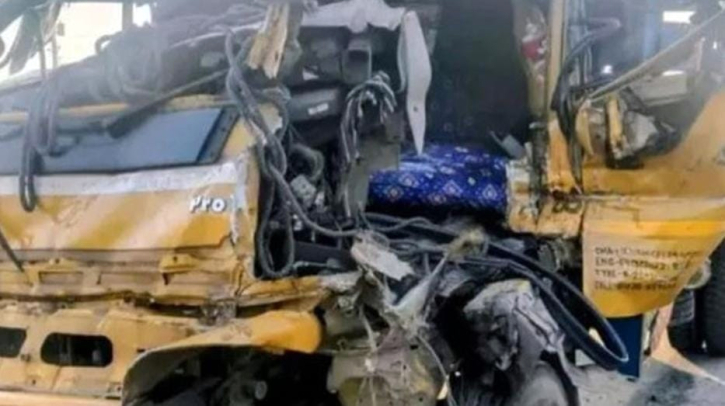 বগুড়ায় দাঁড়িয়ে থাকা ট্রাকে অন্য ট্রাকের ধাক্কা, নিহত ১ বগুড়ায় দাঁড়িয়ে থাকা ট্রাকে অন্য ট্রাকের ধাক্কা, নিহত ১